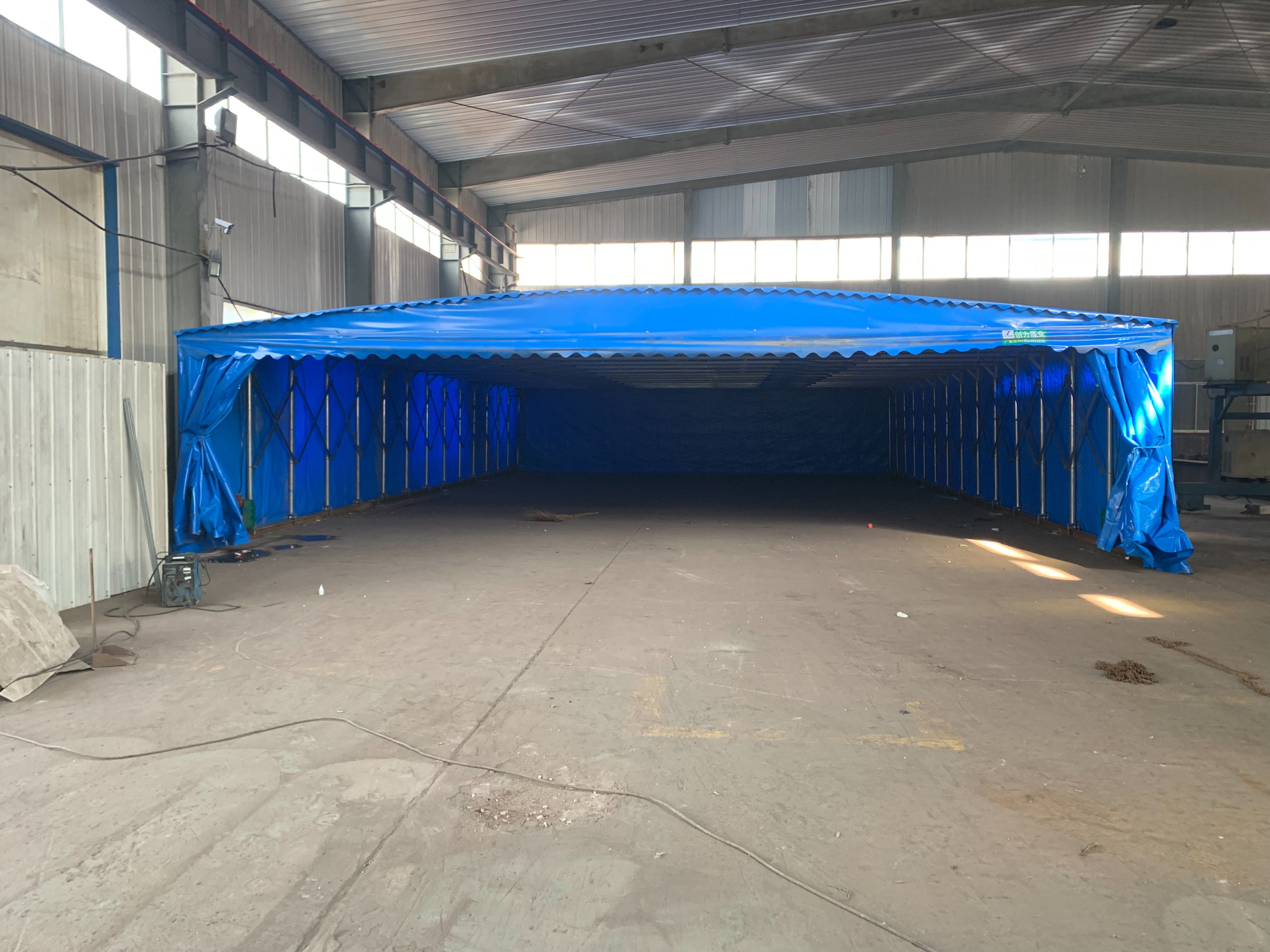 室內(nèi)的電動(dòng)除塵棚